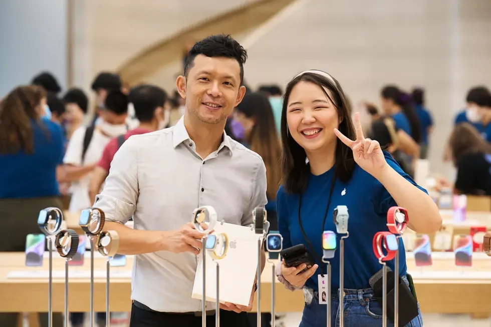 Apple Store iPhone 14 photos shared by company as first customers arrive