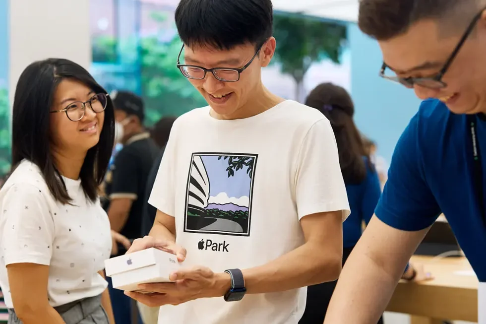 Apple Store iPhone 14 photos shared by company as first customers arrive
