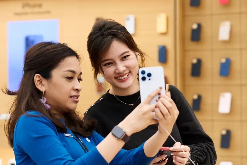 Apple Store iPhone 14 photos shared by company as first customers arrive
