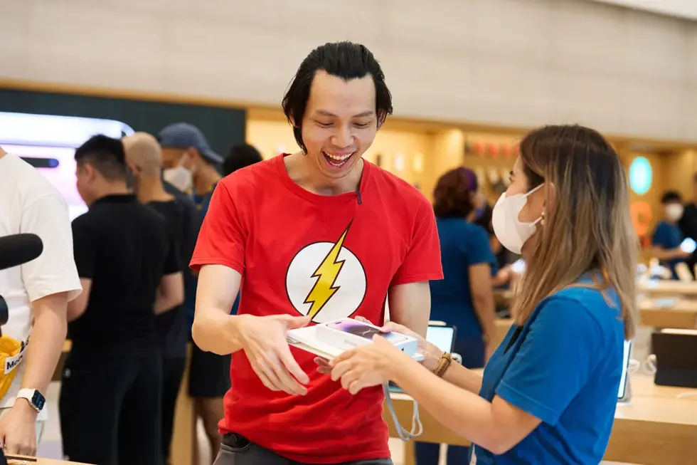 Apple Store iPhone 14 photos shared by company as first customers arrive