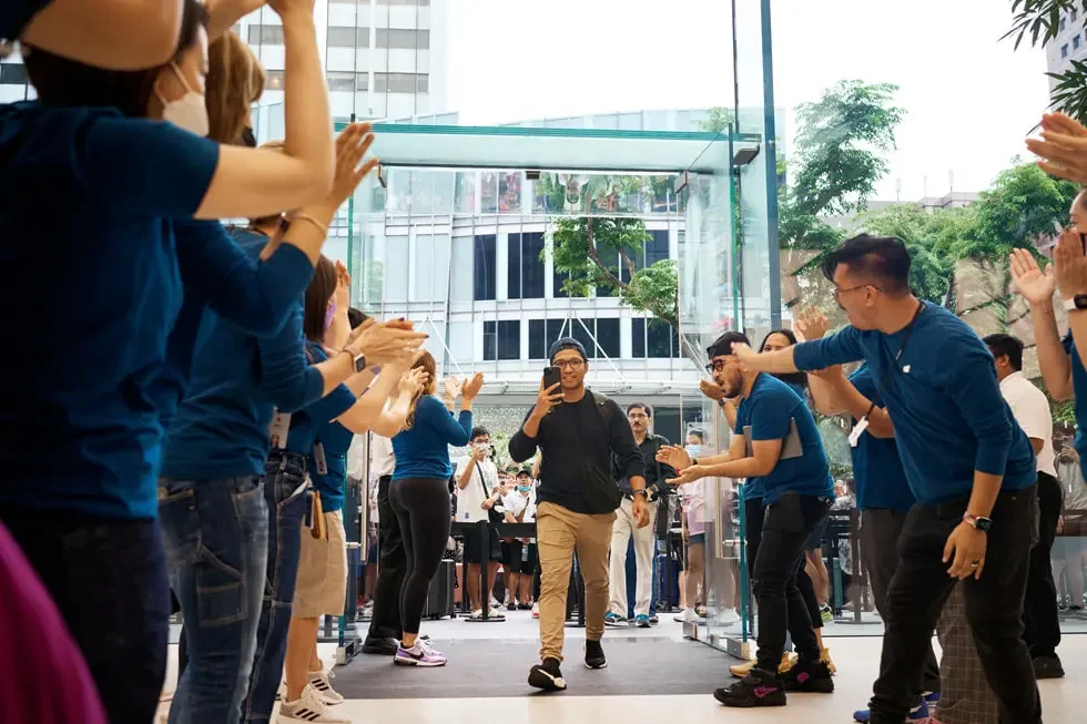 Apple Store iPhone 14 photos shared by company as first customers arrive