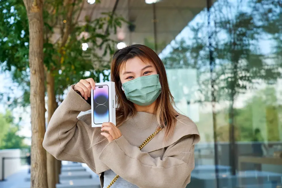Apple Store iPhone 14 photos shared by company as first customers arrive