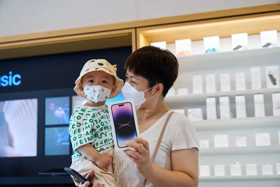 Apple Store iPhone 14 photos shared by company as first customers arrive