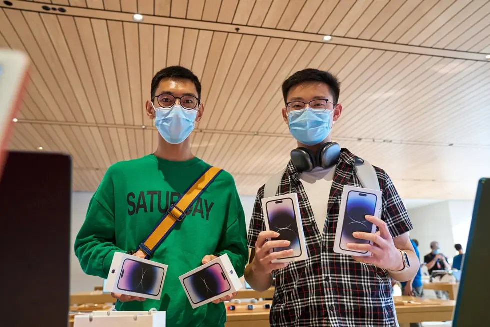 Apple Store iPhone 14 photos shared by company as first customers arrive