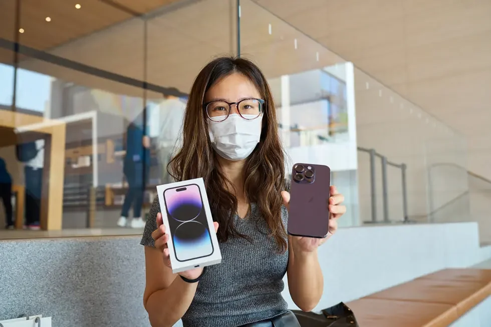 Apple Store iPhone 14 photos shared by company as first customers arrive