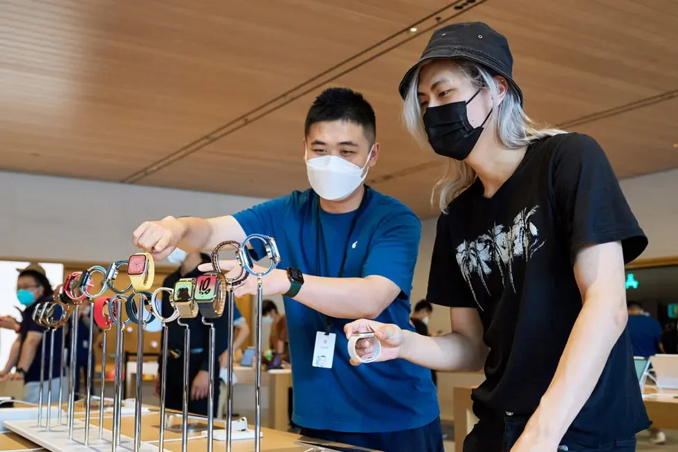 Apple Store iPhone 14 photos shared by company as first customers arrive