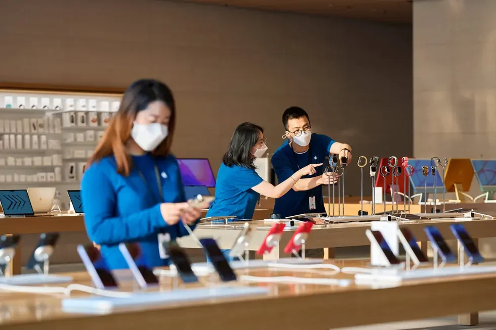 Apple Store iPhone 14 photos shared by company as first customers arrive